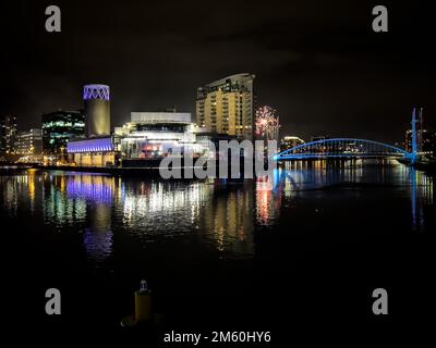 Feux d'artifice de la Saint-Sylvestre à Media City, Salford Quays Banque D'Images