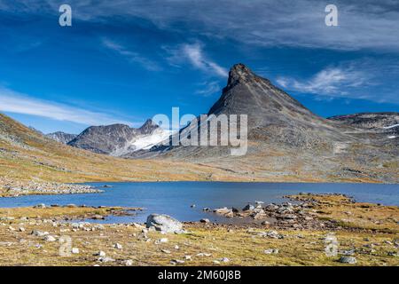 Lac Leirvassbu et Mont Kyrkja, Leirdalen, parc national de Jotunheimen, Norvège Banque D'Images