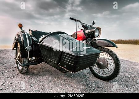 Moto avec sidecar, voiture classique, VEB Motorradwerk Zschopau, MZ, parking Koeterberghaus, Koeterberg, Luegde, Weserbergland, Nord Banque D'Images