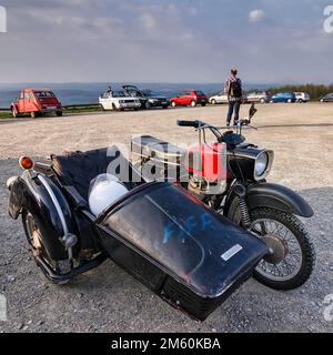 Moto avec sidecar, voiture classique, VEB Motorradwerk Zschopau, MZ, parking Koeterberghaus avec voiture et visiteurs, sommet de montagne, Koeterberg, Luegde Banque D'Images