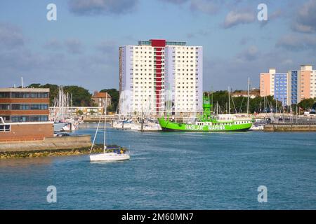 bateau de lumière et entrée à la marina de haslar dans le port de portsmouth hampshire Banque D'Images