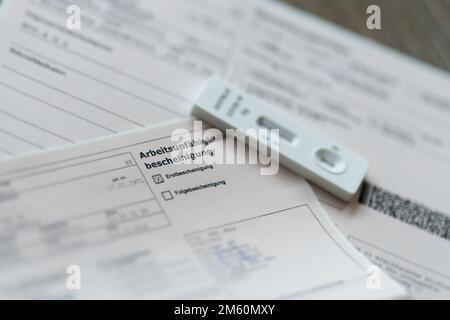 Certificat après un test Corona positif pour l'employeur avec l'inscription allemande Arbeitsunfähigkeitsbescheinigung. Traduction : certificat de In Banque D'Images