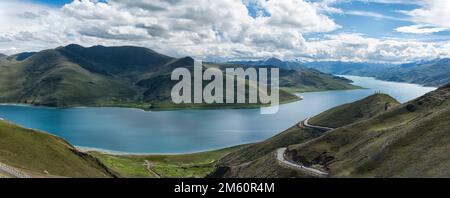 Lac Yamdrok vu depuis le col de Kamba la. Lac sacré Yamdrok TSO du Tibet (Yamzho Yumco en tibétain), préfecture de Shanno, Tibet, Chine Banque D'Images