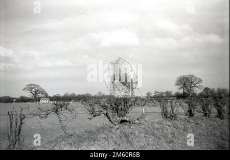 Fin 1950s, vue historique du télescope Mark i ou Lovell, Cheshire, Angleterre, Royaume-Uni, le plus grand radiotélescope parabolique du monde lors de sa construction en 1957. Le radiotélescope porte le nom de Bernard Lovell, un astronome radiophonique de l'Université de Manchester qui a établi un observatoire - l'Observatoire de la banque Jodrell - dans le nord-ouest de l'Angleterre en 1945 pour étudier les rayons cosmiques, en continu le travail qu'il avait entrepris sur le radar pendant la Seconde Guerre mondiale. En 1988, le Lovell Telescope a été construit dans un bâtiment classé de catégorie I, ce qui signifie qu'il s'agit d'un bâtiment d'un « intérêt exceptionnel ». Banque D'Images