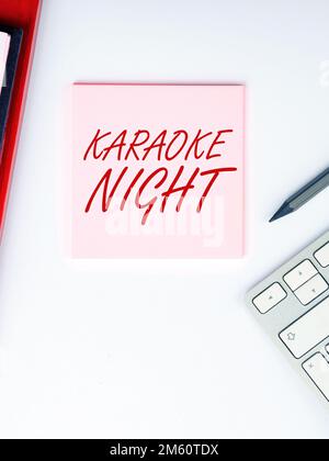 Inspiration montrant le signe Karaoke Night. Internet concept divertissement chantant le long de la musique instrumentale jouée par une machine Banque D'Images