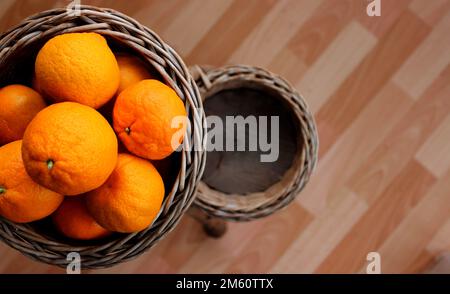 Mandarines d'orange mûres dans un panier en osier sur le côté de la photo. Photo de concept pour fond d'écran ou fond d'écran Banque D'Images