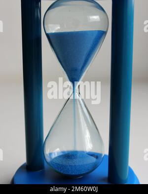 Le sable bleu coule dans Un verre de sable coloré Detailed stock photo Banque D'Images