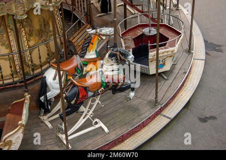 Carrousel, l'attraction pour enfants avec des chevaux en bois et d'autres jouets Banque D'Images