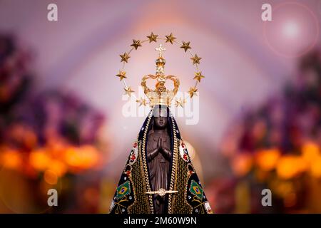 Statue de l'image de Notre Dame d'Aparecida, Mère de Dieu dans la religion catholique, Patronne du Brésil Banque D'Images