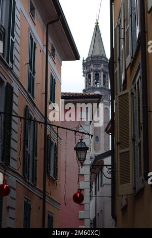 Une photo verticale de l'allée avec des bâtiments colorés en Italie décorés avec des ornements et des lumières de Noël Banque D'Images