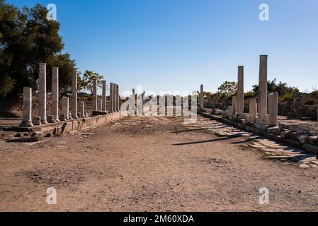 Vieilles ruines de colonnes dans une rangée sur le paysage sous ciel bleu clair en Turquie Banque D'Images