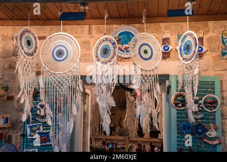 Dreamcatchers avec les yeux et les plumes mauvais accrochés du toit au marché turc Banque D'Images