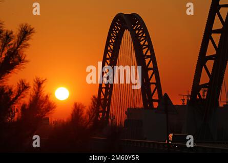 Zhangjiakou. 1st janvier 2023. Cette photo prise le 1 janvier 2023 montre le paysage du lever du soleil au parc de Minghu à Zhangjiakou, dans la province du Hebei, au nord de la Chine. Crédit : Wu Diansen/Xinhua/Alay Live News Banque D'Images