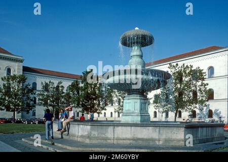 Fontaine du Professeur-Huberplatz en face de l'Université Ludwig-Maximilian en 1982, Munich, Bavière, Allemagne Banque D'Images