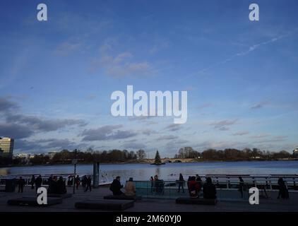 Hambourg, Allemagne. 01st janvier 2023. Les passants apprécient le beau temps de la Jungfernstieg au Binnenalster. Credit: Marcus Brandt/dpa/Alay Live News Banque D'Images