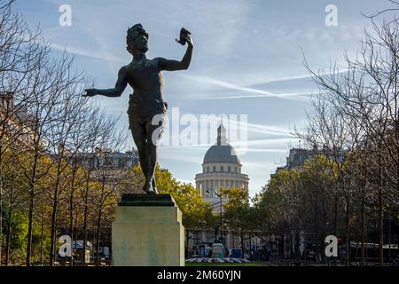 Pièce de monnaie vide tranquille dans le célèbre jardin du Luxembourg à Paris Banque D'Images