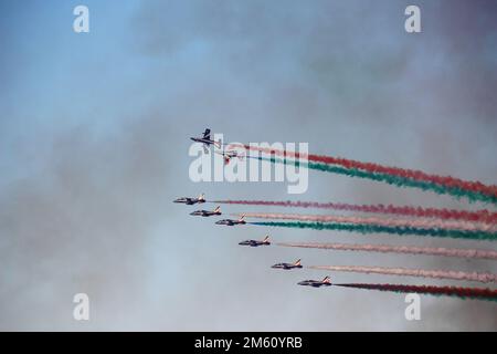 Le Frecce Tricolori (également appelé Pattuglia Acrobatica Nazionale) a participé cet été à l'Airshow de Porto Recanati Banque D'Images