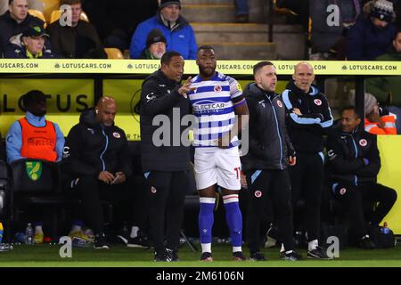 Le directeur de Reading, Paul Ince donne des instructions à Yakou Meite of Reading - Norwich City v Reading, Sky Bet Championship, Carrow Road, Norwich, UK - 30th décembre 2022 usage éditorial seulement - des restrictions DataCo s'appliquent Banque D'Images