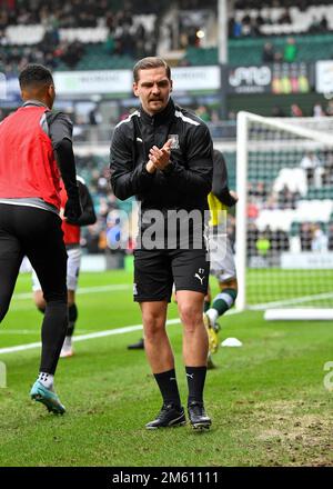 Plymouth, Royaume-Uni. 01st janvier 2023. Elliot Turner de Plymouth Argyle s'échauffe pendant le match Sky Bet League 1 Plymouth Argyle vs MK dons à Home Park, Plymouth, Royaume-Uni, 1st janvier 2023 (photo de Stanley Kasala/News Images) à Plymouth, Royaume-Uni le 1/1/2023. (Photo de Stanley Kasala/News Images/Sipa USA) crédit: SIPA USA/Alay Live News Banque D'Images