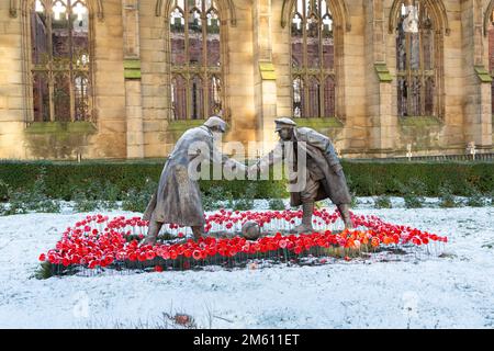 Liverpool, Royaume-Uni : statue de la trêve de Noël d'Andy Edwards, intitulée « All Together Now », en dehors de l'église bombardée de Saint Luke. Banque D'Images