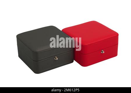 Boîtes-cadeaux fermées rouges et noires isolées sur fond blanc, gros plan, faible profondeur de champ Banque D'Images
