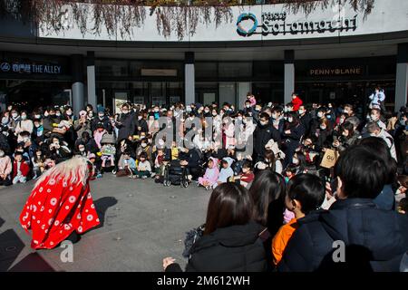 Tokyo, Japon. 01st janvier 2023. La danse traditionnelle du lion (Shishi-mai) se produit le premier jour de la nouvelle année sur la place Soramachi du tokyo skytree à Tokyo, Japon, dimanche, 1 janvier 2023. Photo par Keizo Mori/UPI crédit: UPI/Alay Live News Banque D'Images