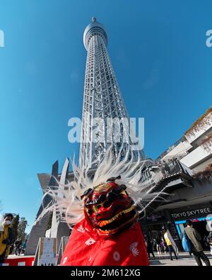 Tokyo, Japon. 01st janvier 2023. La danse traditionnelle du lion (Shishi-mai) se produit le premier jour de la nouvelle année sur la place Soramachi du tokyo skytree à Tokyo, Japon, dimanche, 1 janvier 2023. Photo par Keizo Mori/UPI crédit: UPI/Alay Live News Banque D'Images