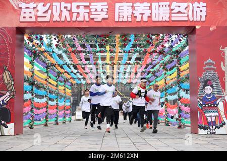 Danzhai, province chinoise du Guizhou. 1st janvier 2023. Les gens participent à une activité de course à pied pour célébrer le nouvel an dans le comté de Denzhai de Qiandongnan Miao et dans la préfecture autonome de Dong, dans la province de Guizhou, au sud-ouest de la Chine, le 1 janvier 2023. Credit: Huang Xiaohai/Xinhua/Alamy Live News Banque D'Images