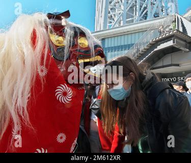 Tokyo, Japon. 01st janvier 2023. La danse traditionnelle du lion (Shishi-mai) se produit le premier jour de la nouvelle année sur la place Soramachi du tokyo skytree à Tokyo, Japon, dimanche, 1 janvier 2023. Photo par Keizo Mori/UPI crédit: UPI/Alay Live News Banque D'Images