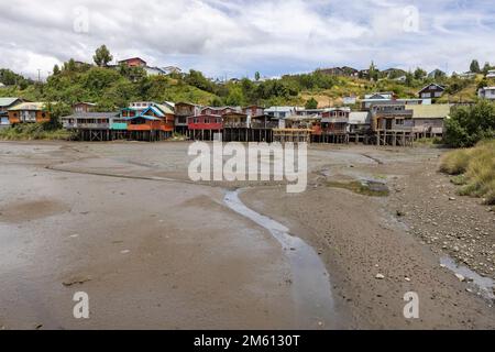 Palafitos de Pedro Montt - maisons colorées en pilotis sur Chiloé (Isla Grande de Chiloé) au Chili Banque D'Images