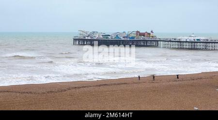 Brighton UK 1st janvier 2023 - membres de l'équipe de destruction de bombes de la Royal Navy travaillant sur la coque WW2 qui a été lavée sur la plage de Brighton : Credit Simon Dack / Alay Live News Banque D'Images