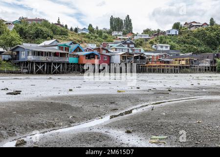 Palafitos de Pedro Montt - maisons colorées en pilotis sur Chiloé (Isla Grande de Chiloé) au Chili Banque D'Images