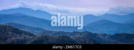 Matin brumeux à Foothills Parkway dans les Great Smoky Mountains du Tennessee Banque D'Images