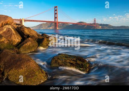 Vue du matin sur le Golden Gate Bridge et Marin Headlands depuis le Presidio de San Francisco en Californie Banque D'Images