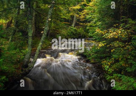 Automne au terrain de camping Hurricane River dans Pictured Rocks National Lakeshore dans la péninsule supérieure du Michigan Banque D'Images