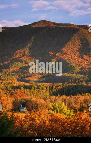 Vue d'automne de l'église méthodiste dans la section de Cades Cove du parc national de Great Smoky Mountain, dans le Tennessee Banque D'Images