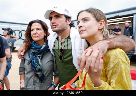 Reyes Vázquez de Castro, Carlos Sainz, pilote de Formule 1 de la Scuderia Ferrari participant pour la première fois au rallye de Dakar, Isabel Hernáez pendant la phase 1 du camp de Dakar 2023 autour de la mer, sur 1 janvier 2023 près de Yanbu, Arabie Saoudite - photo Julien Delfosse / DPPI Banque D'Images