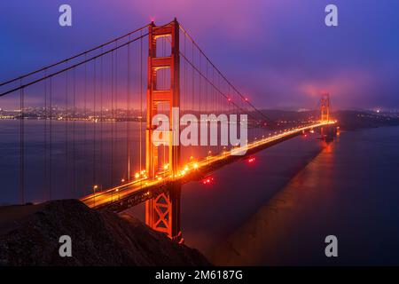 Vue du pont du Golden Gate depuis Battery Psencer sur les Marin Headlands Banque D'Images