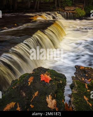 Whitefish Falls, près de Trenary, aux États-Unis du Michigan Banque D'Images