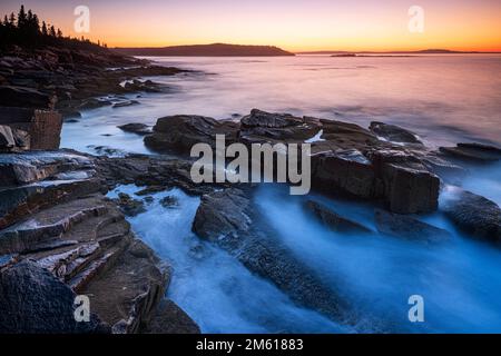 Lever de soleil d'été le long de la côte du parc national Acadia dans le Maine Banque D'Images