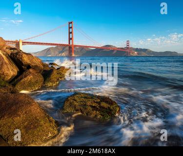 Le matin, vue sur le Golden Gate Bridge depuis le Presidio de San Francisco Banque D'Images