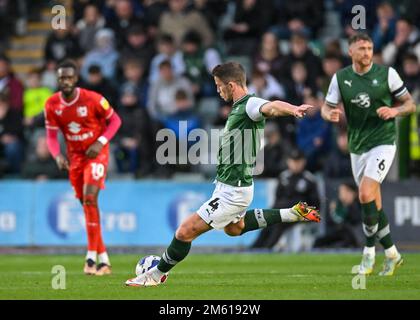 Plymouth, Royaume-Uni. 01st janvier 2023. Plymouth Argyle milieu de terrain Jordan Houghton (4) fait un passage pendant le match Sky Bet League 1 Plymouth Argyle vs MK dons à Home Park, Plymouth, Royaume-Uni, 1st janvier 2023 (photo de Stanley Kasala/News Images) à Plymouth, Royaume-Uni, le 1/1/2023. (Photo de Stanley Kasala/News Images/Sipa USA) crédit: SIPA USA/Alay Live News Banque D'Images