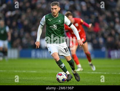 Plymouth, Royaume-Uni. 01st janvier 2023. Plymouth Argyle milieu de terrain Danny Mayor (10) attaque pendant le match Sky Bet League 1 Plymouth Argyle vs MK dons à Home Park, Plymouth, Royaume-Uni, 1st janvier 2023 (photo de Stanley Kasala/News Images) à Plymouth, Royaume-Uni le 1/1/2023. (Photo de Stanley Kasala/News Images/Sipa USA) crédit: SIPA USA/Alay Live News Banque D'Images