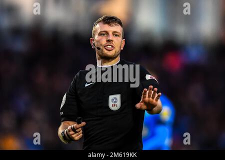 Peterborough, Royaume-Uni. 1st janvier 2023. Arbitre SAMUEL BARROTT (arbitre de match) gestes pendant le match de la Sky Bet League 1 entre Peterborough et Wycombe Wanderers à London Road, Peterborough, le dimanche 1st janvier 2023. (Crédit : Kevin Hodgson | ACTUALITÉS MI) crédit : ACTUALITÉS MI et sport /Actualités Alay Live Banque D'Images