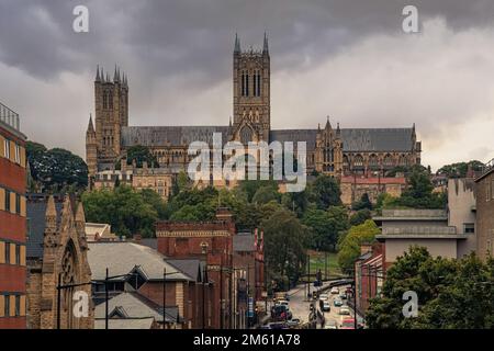 La cathédrale de Lincoln, la quatrième plus grande cathédrale du Royaume-Uni, domine la ville depuis sa position au sommet d'une colline. Banque D'Images