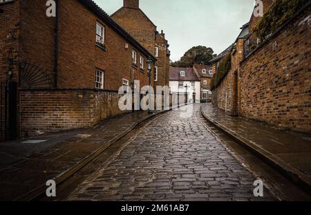 Une longue rue pavée bordée de maisons à Lincoln, Angleterre, Royaume-Uni. Banque D'Images