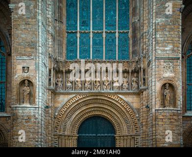 Détails des motifs, sculptures et statues complexes du West Front of Lincoln Cathedral. Banque D'Images