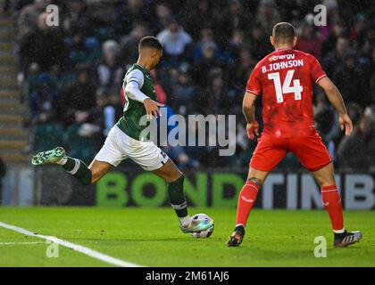 Plymouth, Royaume-Uni. 01st janvier 2023. BUT Plymouth Argyle Forward Morgan Whittaker (19) tire et marque un but pour le faire 3-1 pendant le match de la Sky Bet League 1 Plymouth Argyle vs MK dons à Home Park, Plymouth, Royaume-Uni, 1st janvier 2023 (photo de Stanley Kasala/News Images) à Plymouth, Royaume-Uni le 1/1/2023. (Photo de Stanley Kasala/News Images/Sipa USA) crédit: SIPA USA/Alay Live News Banque D'Images