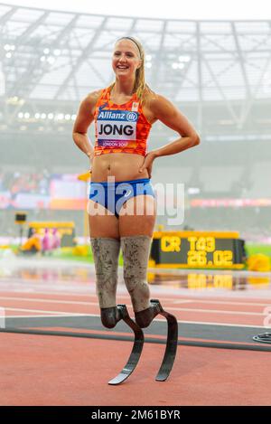 Fleur Jong après avoir participé en classe 200m T43 aux Championnats du monde d'athlétisme Para 2017 au London Stadium, Royaume-Uni. Athlète néerlandais para avec pieds flexibles Banque D'Images