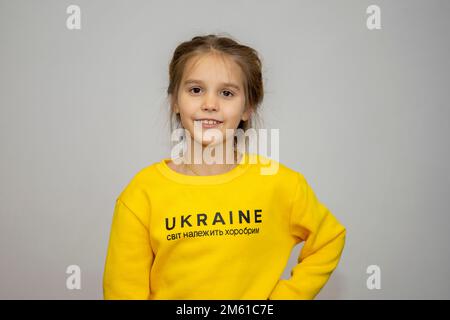 Photo d'une fille ukrainienne. L'inscription « le monde appartient au brave ». Banque D'Images